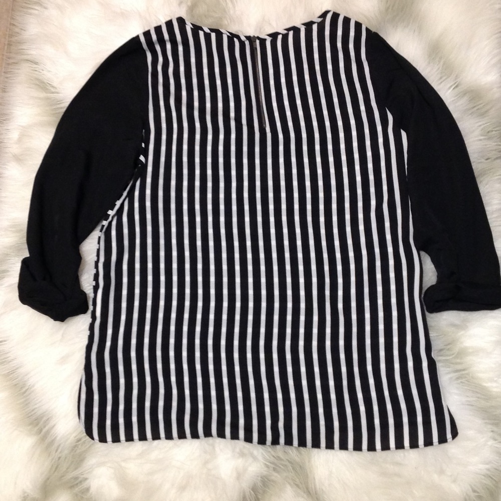 💥4 for $20💥 NWOT Black & White Striped Top/Med - Picture 3 of 8